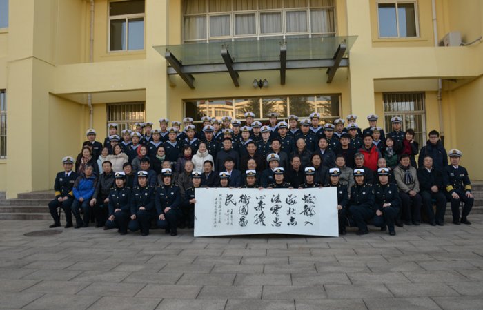 東方海納集團(tuán)與中國愛國擁軍促進(jìn)會走進(jìn)潛艇部隊(duì)舉辦“關(guān)愛海防──全國著名書畫家文化擁軍活動”