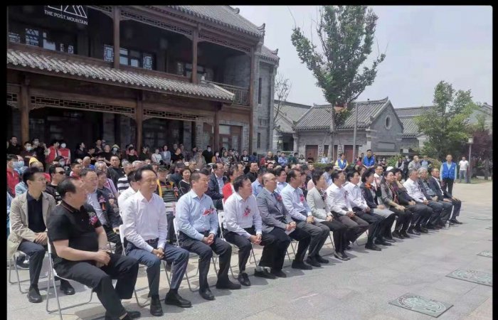 集團(tuán)公司董事長(zhǎng)出席慶祝中國(guó)共產(chǎn)黨成立100周年書畫展暨第二屆“香凝如故”全國(guó)美術(shù)作品青島巡展開幕式